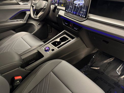 New 2026 Volkswagen Tiguan SE FWD image 15