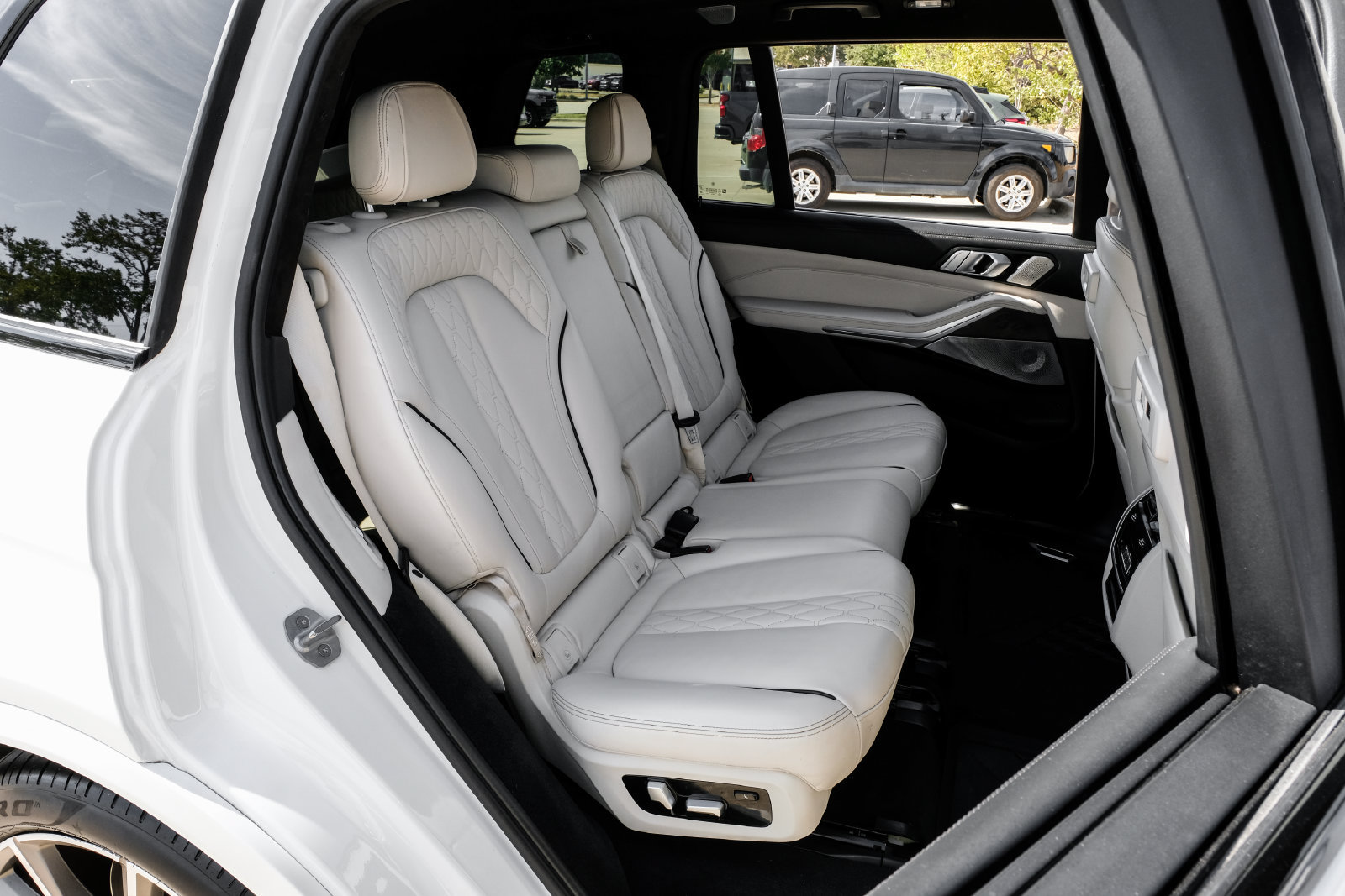 Used 2020 BMW X7 M50i w/ Dynamic Handling Package AWD/4WD image 45