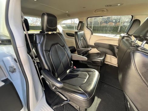 Used 2023 Chrysler Pacifica Touring-L image 30