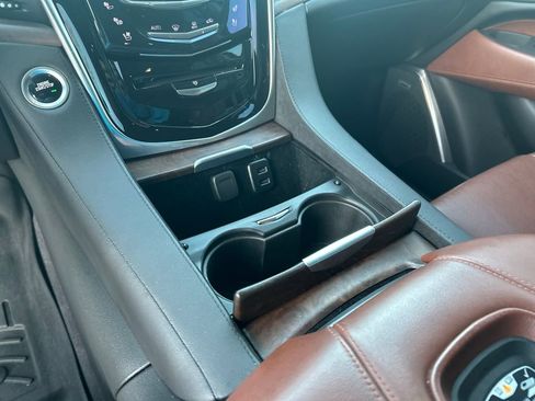Used 2020 Cadillac Escalade Luxury image 13