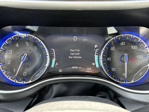Used 2024 Chrysler Pacifica Touring-L FWD image 27