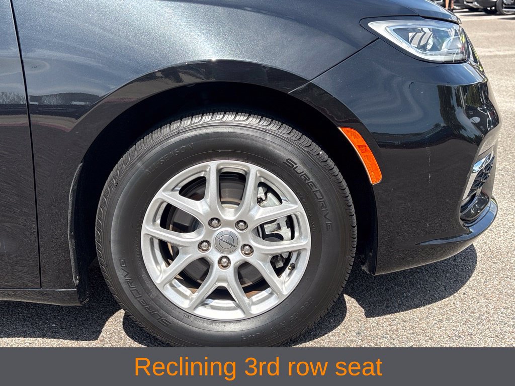 Used 2024 Chrysler Pacifica Touring-L FWD image 9