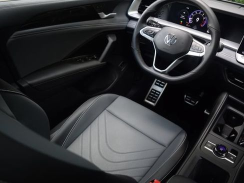 Used 2025 Volkswagen Tiguan SE R-Line AWD/4WD image 2