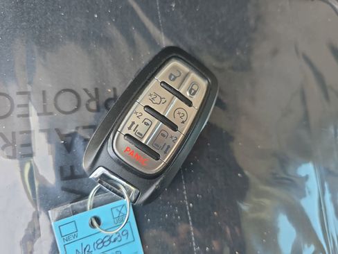 Used 2022 Chrysler Pacifica Touring-L FWD image 37
