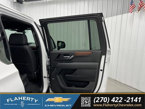 Used 2025 GMC Yukon XL Denali AWD/4WD image 12