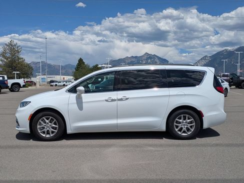Used 2022 Chrysler Pacifica Touring-L w/ Uconnect Theater Family Group FWD image 6