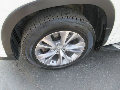 Used 2015 Toyota Highlander XLE AWD/4WD image 14