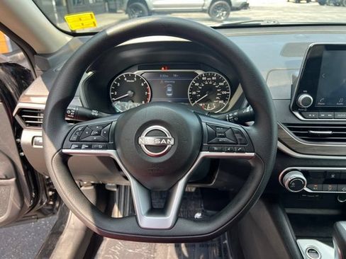 Used 2025 Nissan Altima 2.5 SV FWD image 10