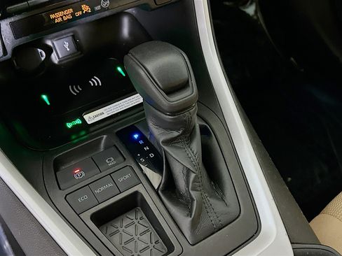 Used 2021 Toyota RAV4 LE image 20