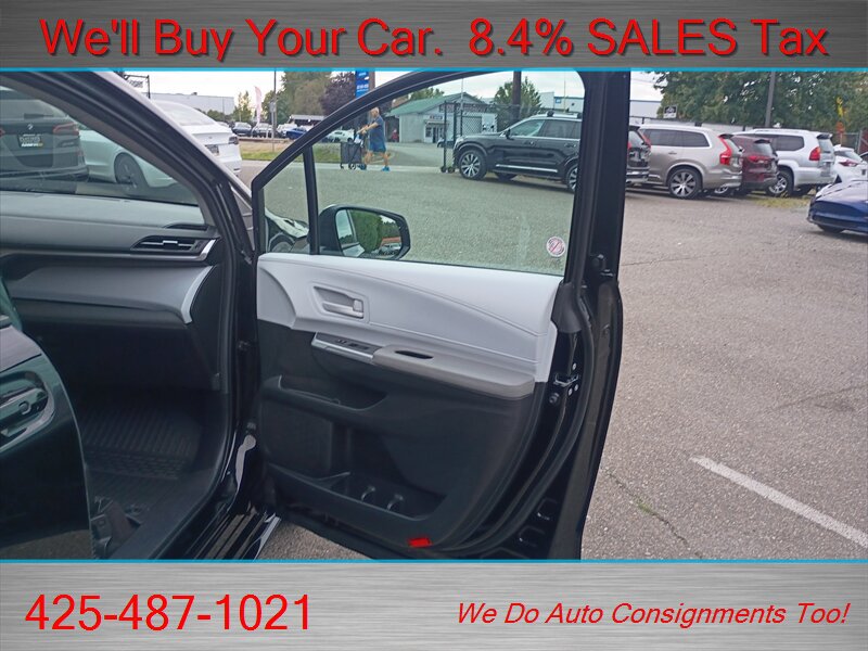 Used 2025 Toyota Sienna LE FWD image 11