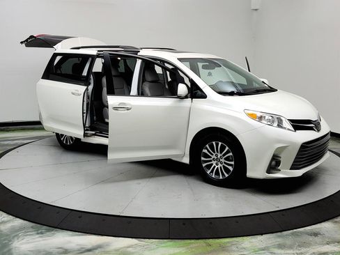 Used 2018 Toyota Sienna XLE image 10