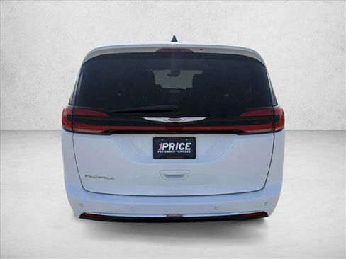 Used 2023 Chrysler Pacifica Touring-L FWD image 6