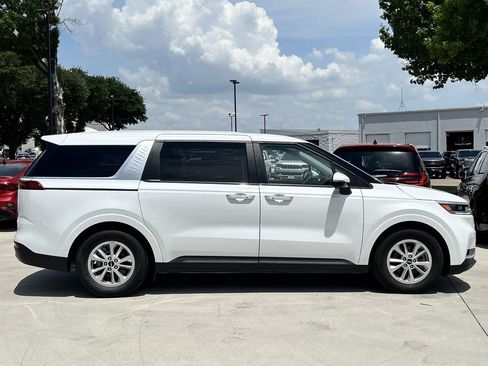 Used 2023 Kia Carnival LX FWD image 3