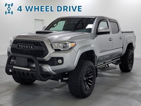Used 2018 Toyota Tacoma TRD Sport image 4