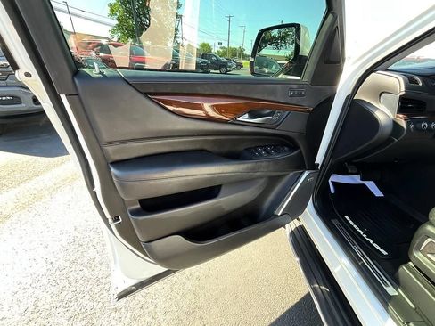 Used 2020 Cadillac Escalade Luxury AWD/4WD image 12