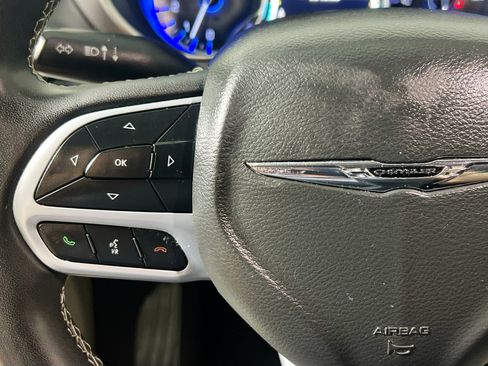Used 2022 Chrysler Pacifica Touring-L FWD image 16