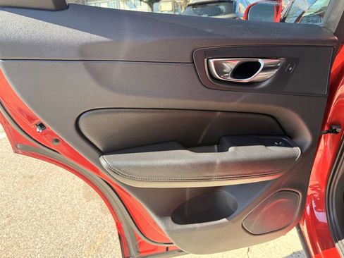 Used 2018 Volvo XC60 T5 Momentum w/ Convenience Package image 12