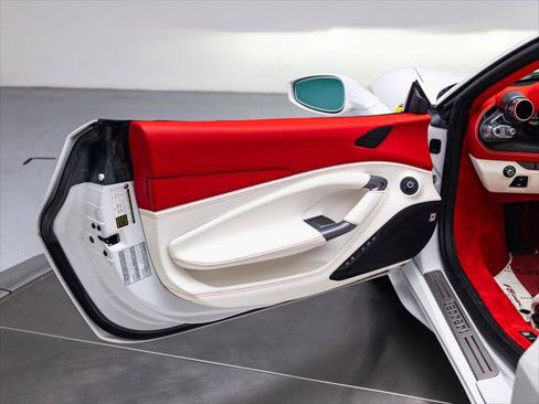 Used 2022 Ferrari F8 Tributo RWD image 37