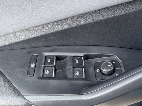 Used 2025 Volkswagen Jetta SE image 8