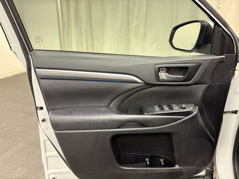 Used 2019 Toyota Highlander XLE image 24