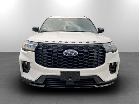 Used 2025 Ford Explorer ST-Line w/ ST-Line Street Pack AWD/4WD image 4