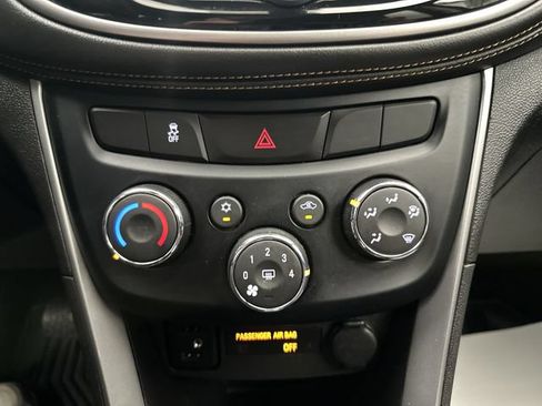 Used 2018 Chevrolet Trax LT w/ LT Convenience Package FWD image 19