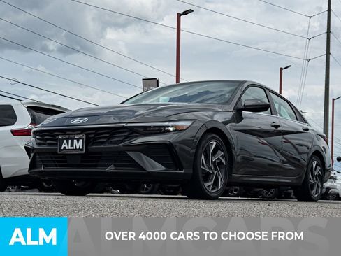 Used 2025 Hyundai Elantra SEL FWD image 2
