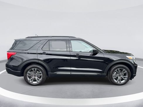 Certified 2023 Ford Explorer XLT w/ Equipment Group 202A AWD/4WD image 4