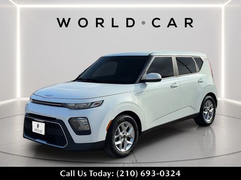 Used 2022 Kia Soul LX w/ Technology Package FWD image 3