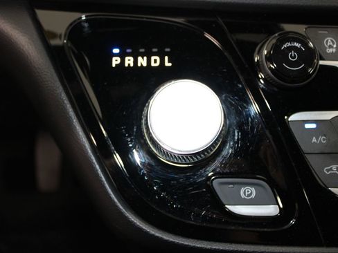 Used 2025 Chrysler Pacifica Select FWD image 45