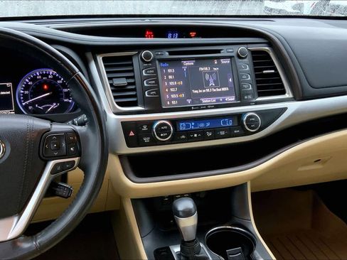 Used 2019 Toyota Highlander XLE image 6