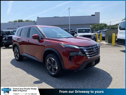 Used 2025 Nissan Rogue SV AWD/4WD image 1