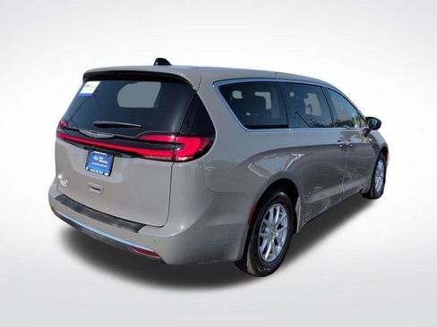 Used 2023 Chrysler Pacifica Touring-L FWD image 7