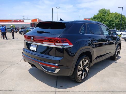 Used 2025 Volkswagen Atlas Cross Sport SE w/ Panoramic Sunroof Package FWD image 11