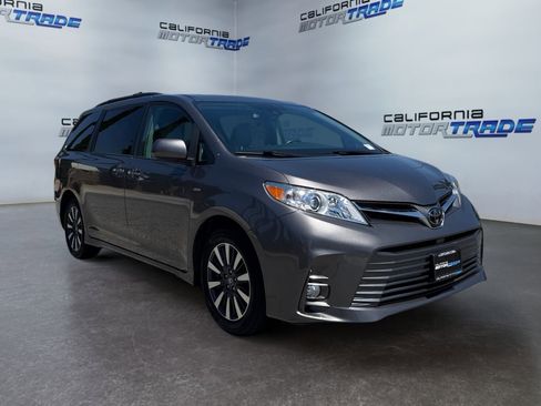 Used 2018 Toyota Sienna XLE w/ XLE Navigation Package AWD/4WD image 3