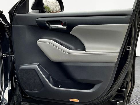 Used 2021 Toyota Highlander XLE image 29