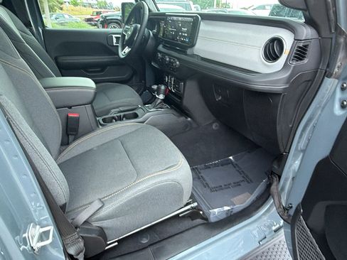 Used 2025 Jeep Wrangler Unlimited Sahara AWD/4WD image 19