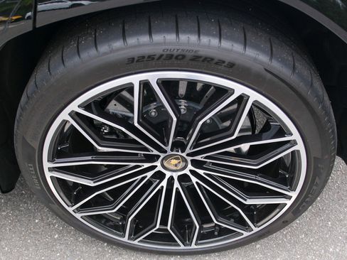 Used 2025 Lamborghini Urus SE image 51