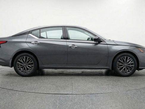 Used 2025 Nissan Altima 2.5 SV image 11