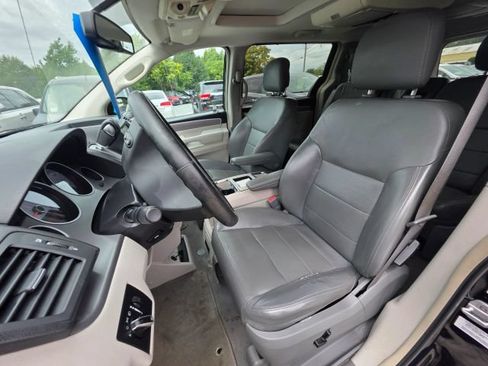 Used 2010 Volkswagen Routan SEL Premium FWD image 14