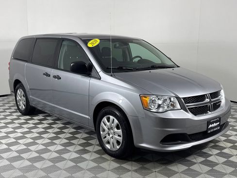 Used 2020 Dodge Grand Caravan SE w/ UConnect Hands-Free Group image 3