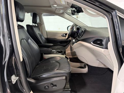Used 2020 Chrysler Pacifica Limited w/ Advanced Safetytec Group FWD image 15