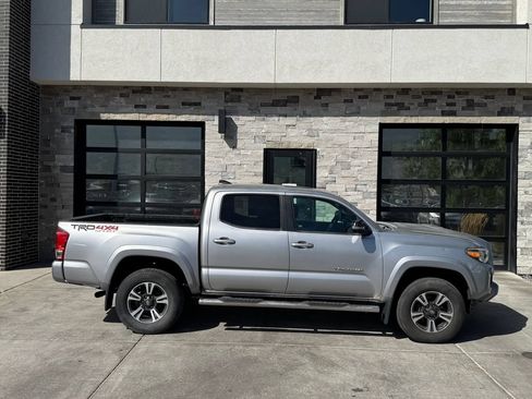 Used 2017 Toyota Tacoma TRD Sport AWD/4WD image 2