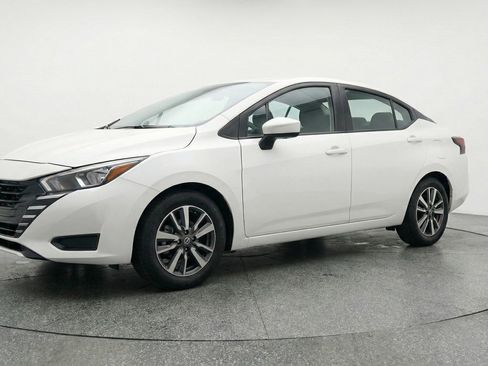 Used 2025 Nissan Versa SV image 3