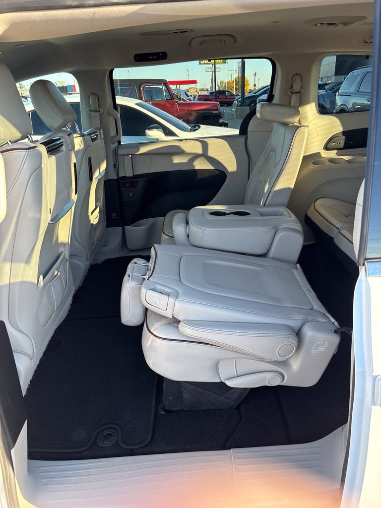 Used 2018 Chrysler Pacifica Limited FWD image 26