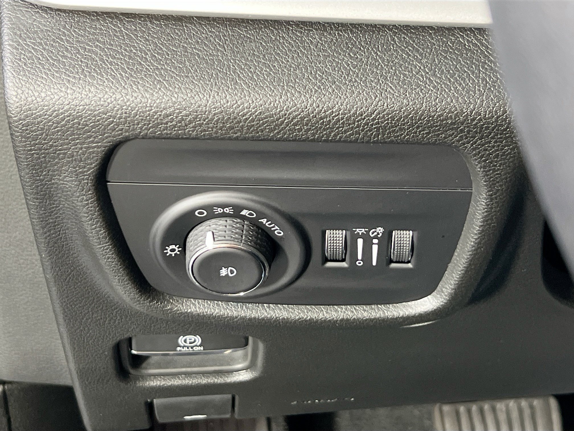 Used 2023 Jeep Grand Cherokee Limited AWD/4WD image 10