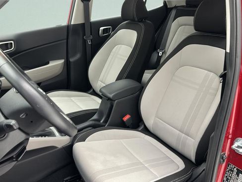 Used 2025 Hyundai Venue SEL FWD image 13