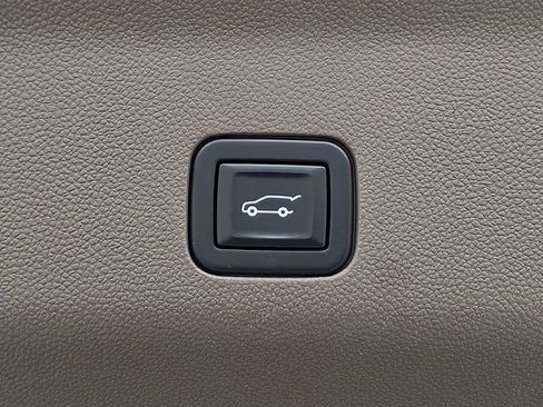 Used 2021 GMC Yukon XL Denali w/ Denali Premium Package image 33