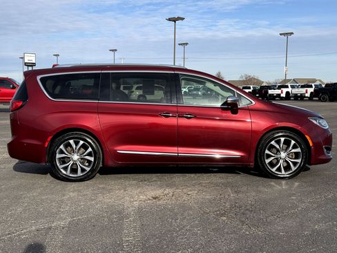 Used 2019 Chrysler Pacifica Limited w/ Advanced Safetytec Group image 2