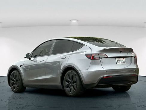 Used 2025 Tesla Model Y Long Range RWD image 4